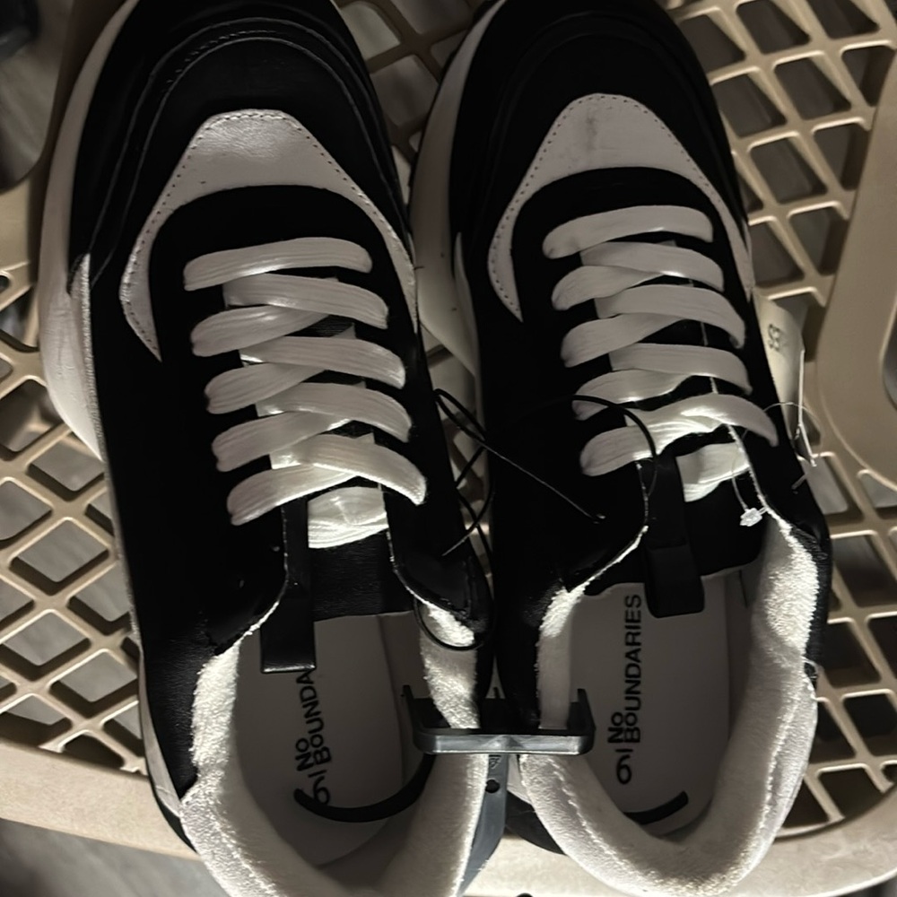 No Boundaries size 9 causal sneakers  Black and White